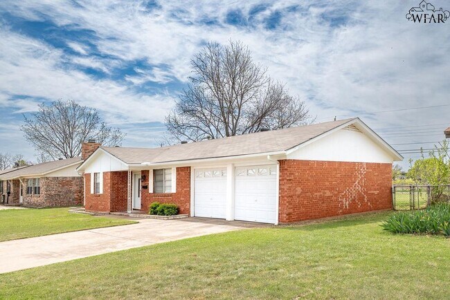 Building Photo - 4024 Hooper Dr