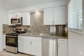 Building Photo - Newly Renovated Townhouse - Pet Friendly!!