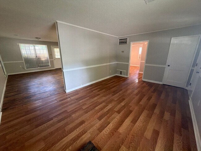 Building Photo - Nice Home In the U of M Area