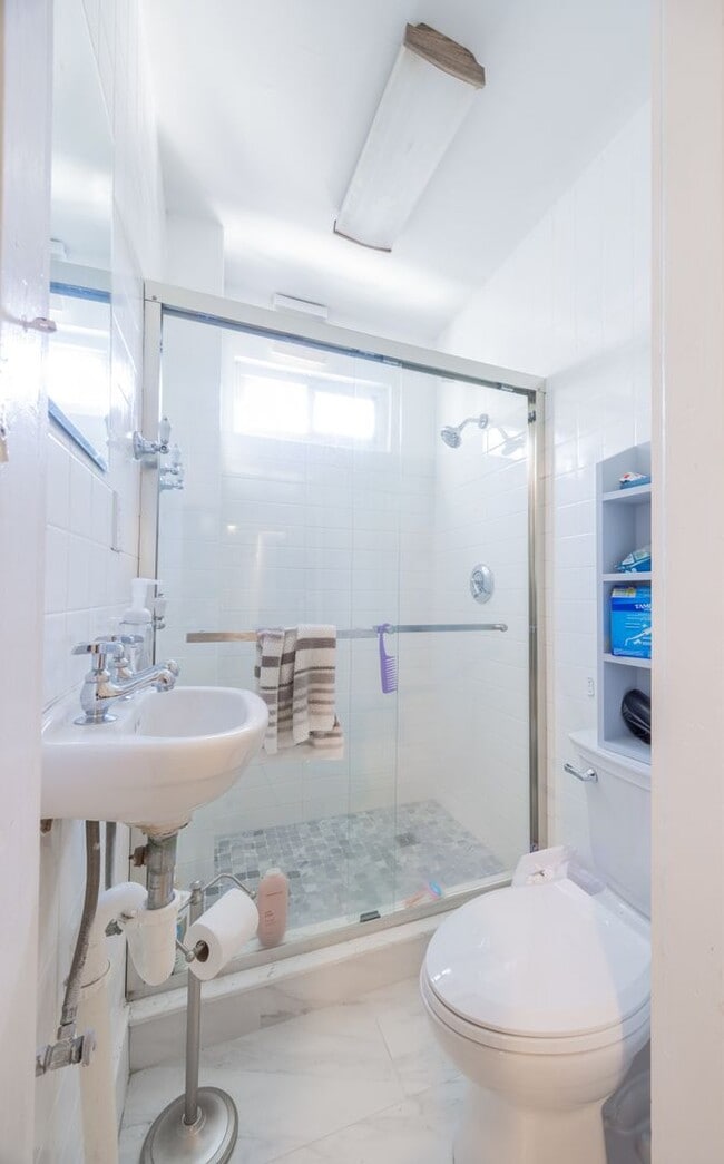 Building Photo - NICE ALLSTON 4.5 BED/2 BATH ON BRAINERD RD W/ HT&HW INCLUDED