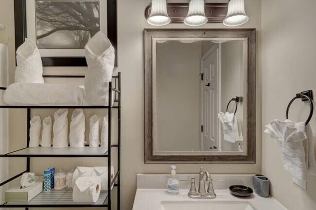 Building Photo - 2225 Summit St