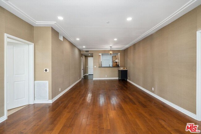 Building Photo - 117 S Clark Dr