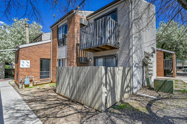 Building Photo - $1,300 - 1 Bed, 1 Bath Condo in Denver wit...