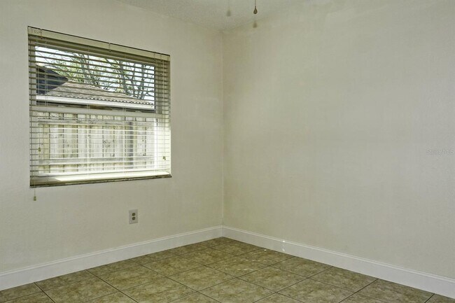 Building Photo - 1382 Hendren Dr