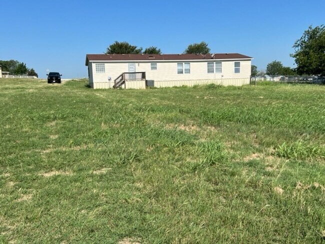 Building Photo - Great 4 Bdrm 2 Bath Manufactured Home in R...