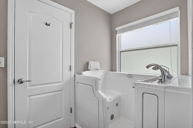 Building Photo - 12838 Chets Creek Dr N