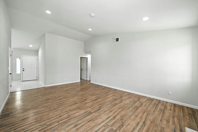 Building Photo - 639 E 5th St