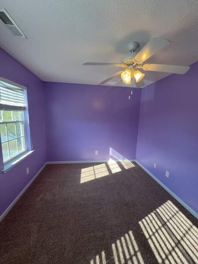 Building Photo - 2005 Banister Loop