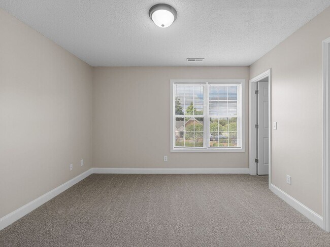 Building Photo - Freshly Renovated 3 BR, 2 BA Townhome Cent...