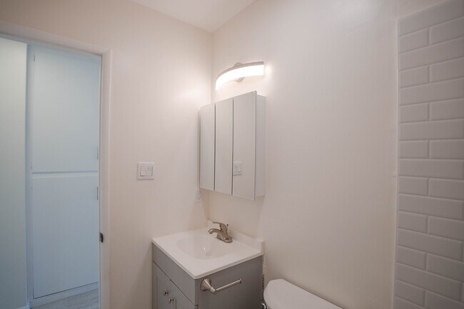 Building Photo - 825 W 167th St
