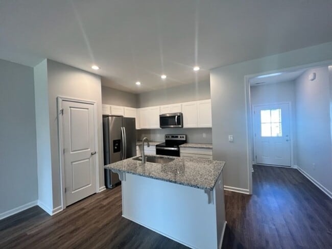 Building Photo - 3 Bedroom Triplex in Smithfield!