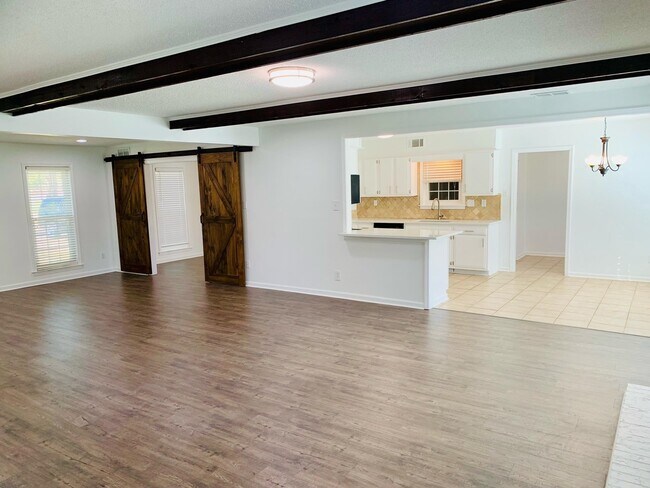 Building Photo - 7207 Poplar Pike