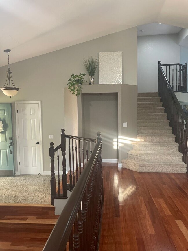 Building Photo - "Coveted Comfort: Spacious 4-Bed, 3-Bath H...