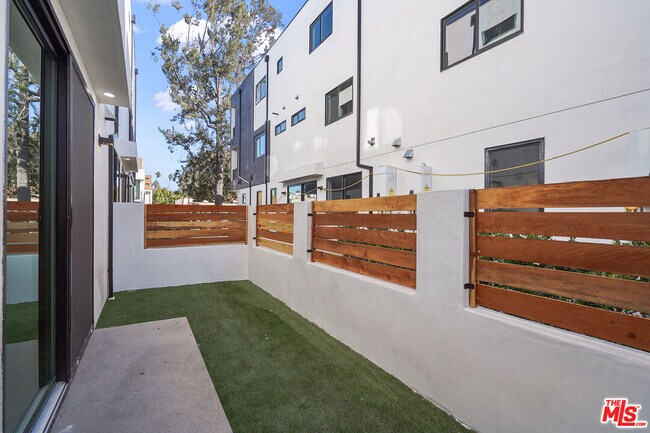 Building Photo - 839 N McCadden Pl