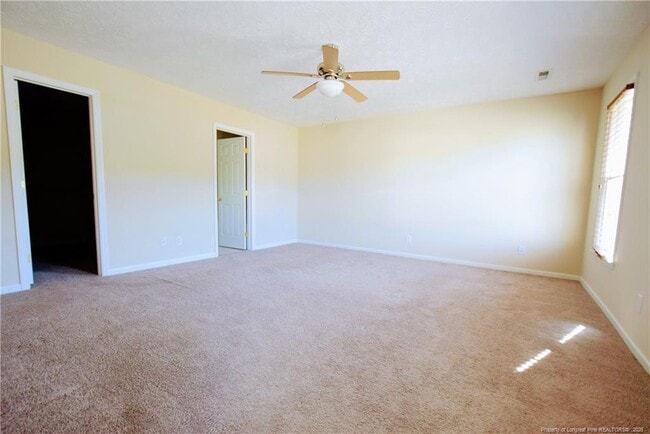 Building Photo - 328 Roundtree Dr