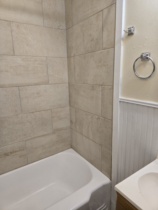 Bathroom tub and tile walls - 401 North St