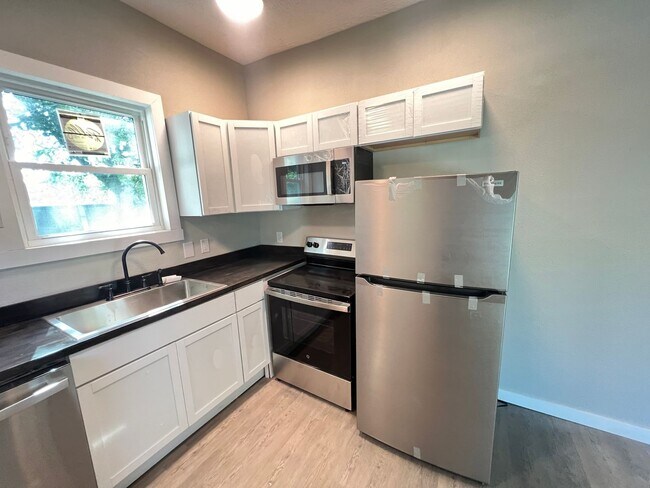 Building Photo - Newly Renovated 2 Bed, 2 Bath Duplex – Pet Friendly!