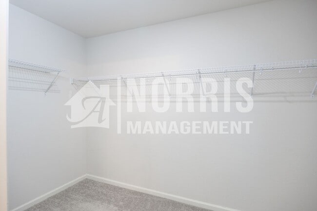 Building Photo - Beautiful Large Home Very Close to Freeway