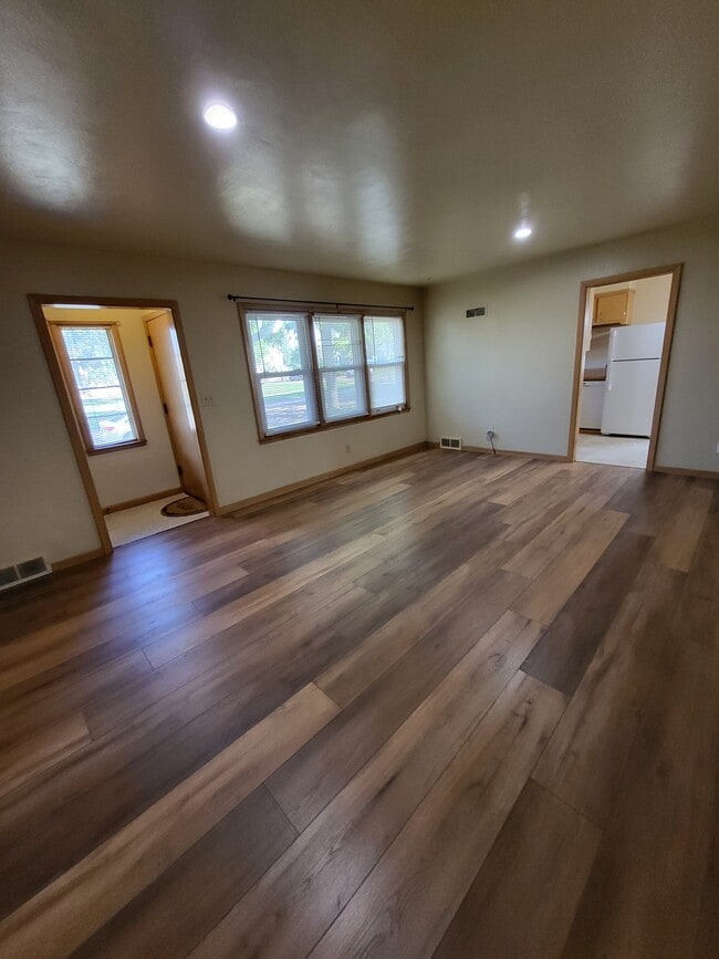 Spacious livingroom - 1411 S Duluth Ave