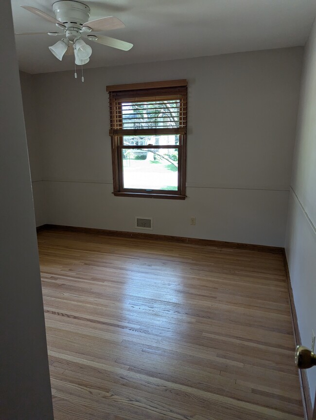 Master bedroom - 6316 Tingdale Ave