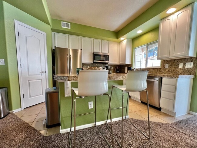 Building Photo - Beautiful 2 Bed 2.5 Bath Condo Near Observ...