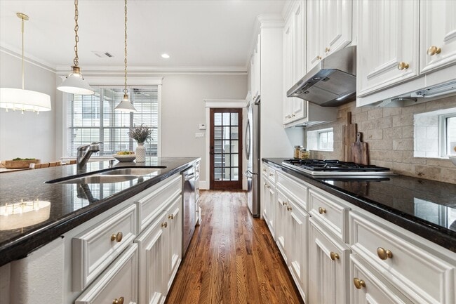Primary Photo - 809 W 20th St