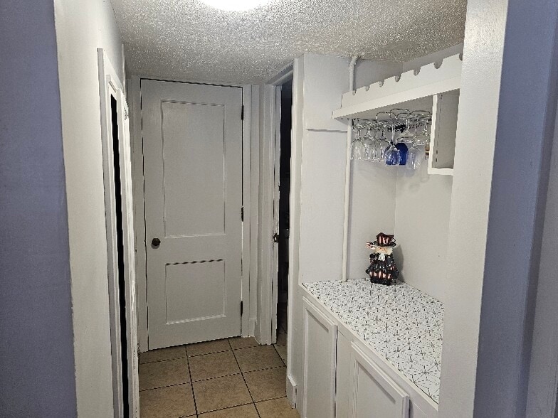 Building Photo - 5607 Cir Dr E