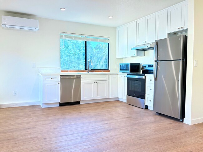 Building Photo - 1527 Calavo Rd