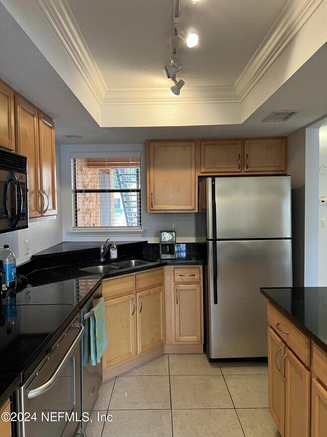 Building Photo - 858 Shoreline Cir