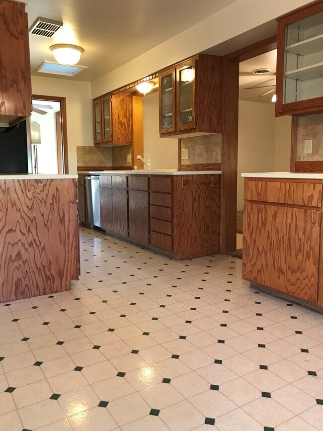 Building Photo - 205 Daley Dr