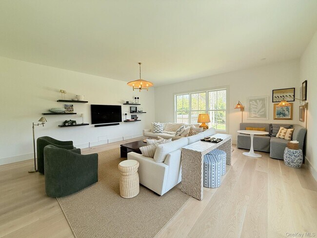 Building Photo - 323 Division St