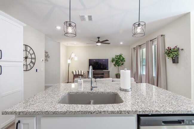 Building Photo - 737 E Beauchamp Dr