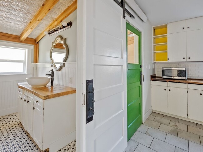 Building Photo - Adorable, fully updated 1-bdr/1-bath Milwa...