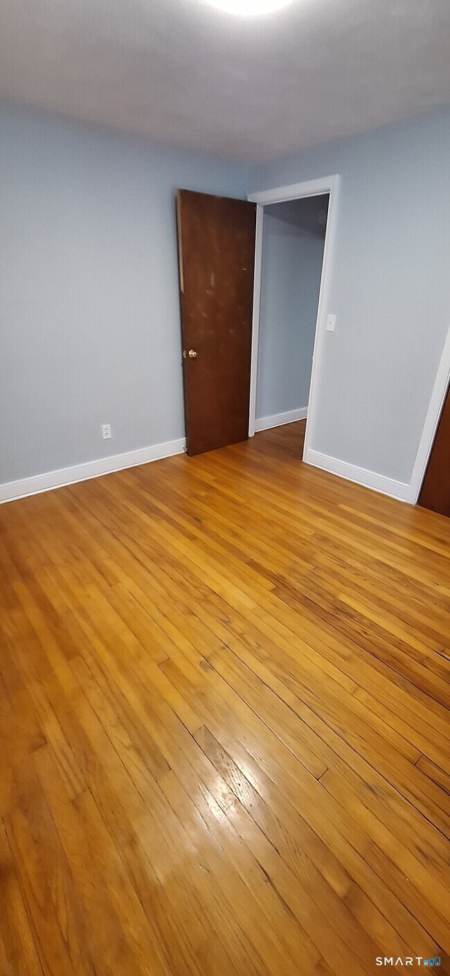 Building Photo - 10 Carpenter Rd