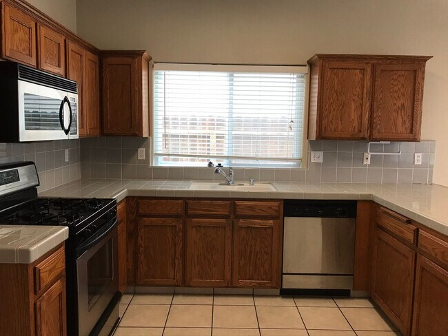 Building Photo - 3 Bedroom 2 Bathroom Home In Southwest Visalia with a Pool and SOLAR!