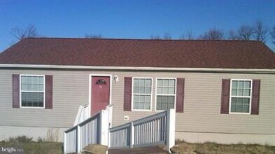 Building Photo - Available Now! Large 5 Bed 3 Bath home in town with a large backyard!