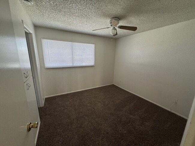 Building Photo - Holiday Gardens Townhome