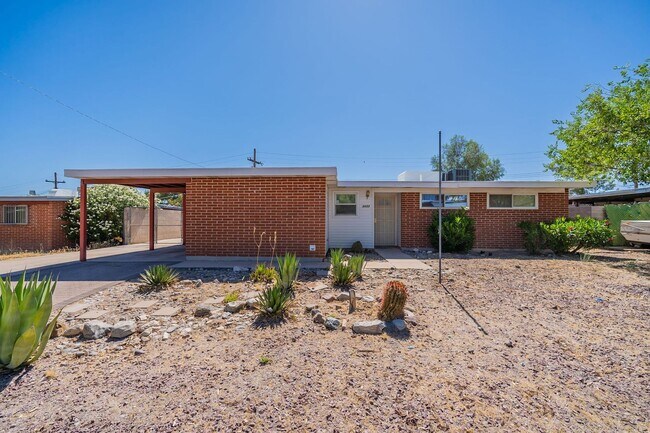 Building Photo - 3 bed/2bath home with large backyard.