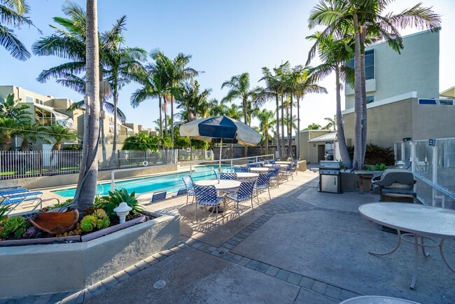 Building Photo - Stunning Waterfront Townhome in Huntington Beach!