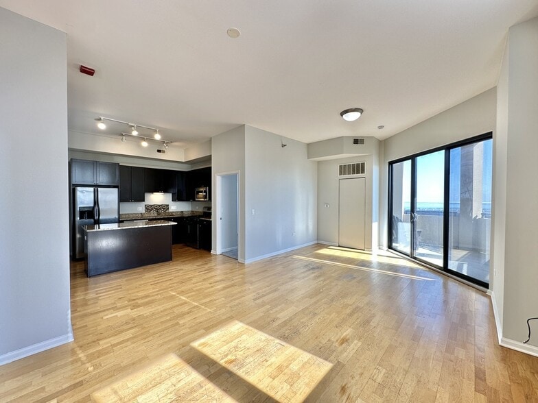 Building Photo - 1464 S Michigan Ave