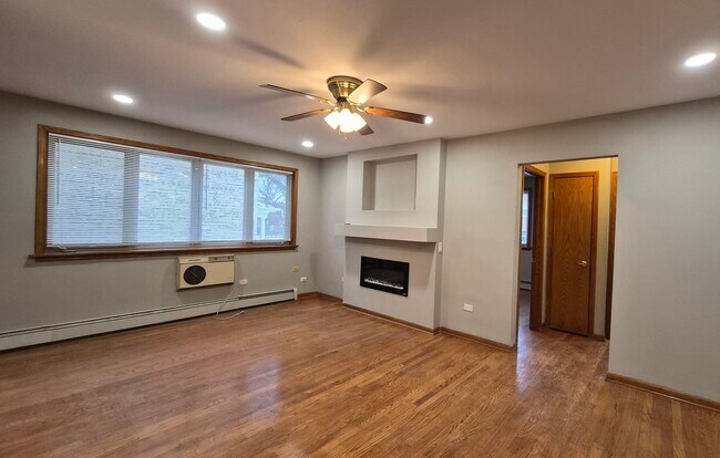 Building Photo - 6316 N Paulina St