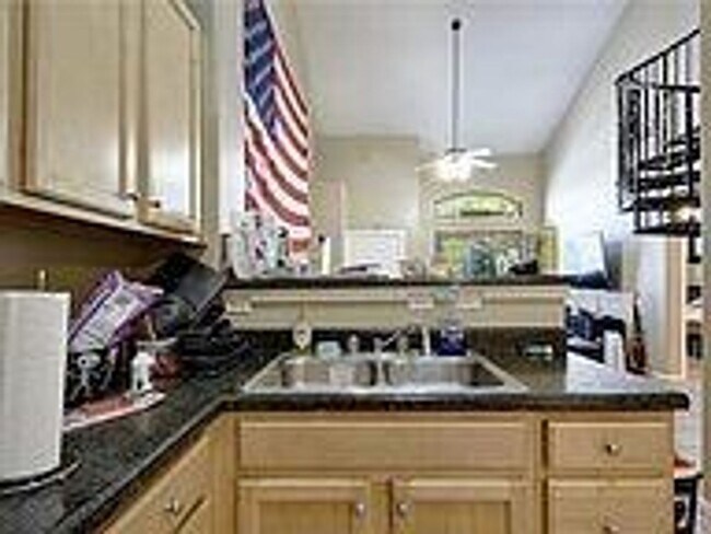 Building Photo - West Campus Condo Under $1000/Bedroom Walking To Campus