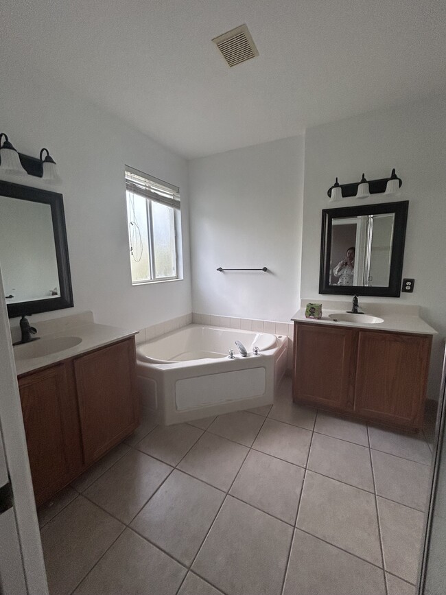 Building Photo - 2866 S Oasis Dr