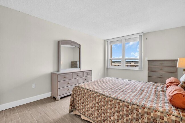 Building Photo - 400 Island Way
