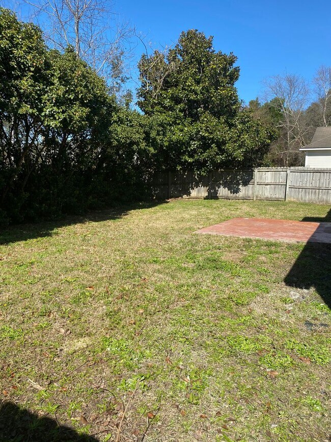 Building Photo - Spacious 3BR/2BA Home with Open Floor Plan, Granite Countertops & Fenced Backyard