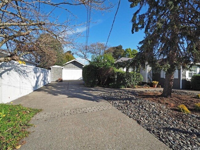 Building Photo - 612 Codding Dr