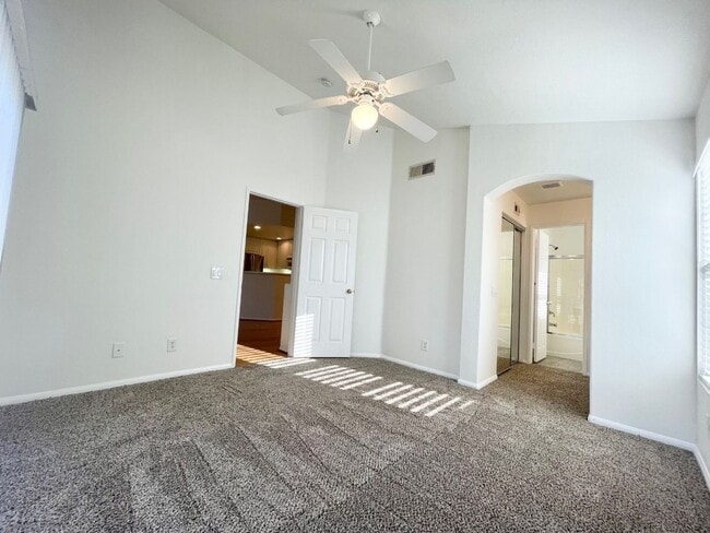 Building Photo - 2 Bedroom 2 Bath Condo with attached garage!