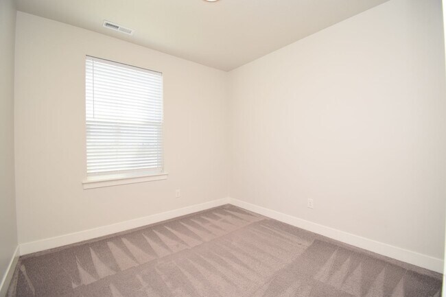 Building Photo - Bright 3 bed Condo with Pool, HOA, and Great Amenities!!