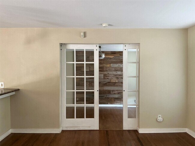 Building Photo - 401 Cherry Hill Dr