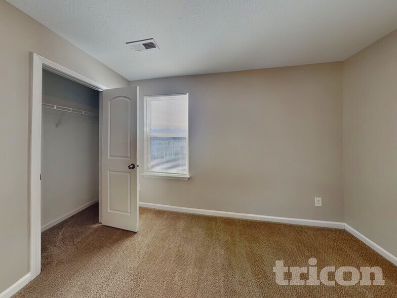 Building Photo - 6800 Lakinsville Ln